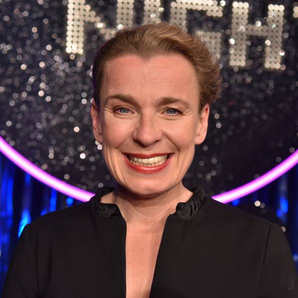Tina Teubner lächelt in die Kamera.