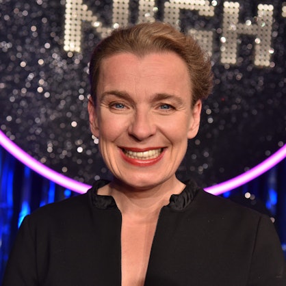 Tina Teubner lächelt in die Kamera.