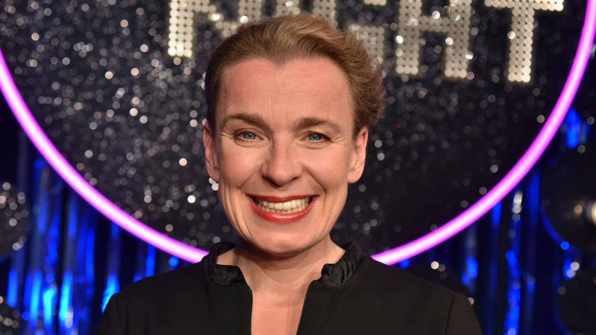 ARCHIV - 09.07.2019, Nordrhein-Westfalen, Köln: Die Kabarettistin Tina Teubner ist zu Gast in der ARD-Sendung «Ladies Night». Die Kölner Komikerin Tina Teubner hat den «Salzburger Stier 2024» für das beste Radio-Kabarett in Deutschland gewonnen. Das teilte der WDR mit. Foto: Horst Galuschka/dpa +++ dpa-Bildfunk +++