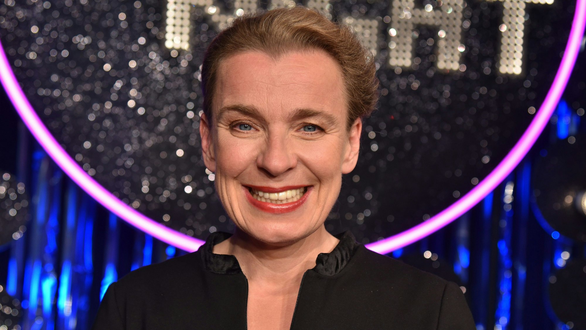 Tina Teubner lächelt in die Kamera.