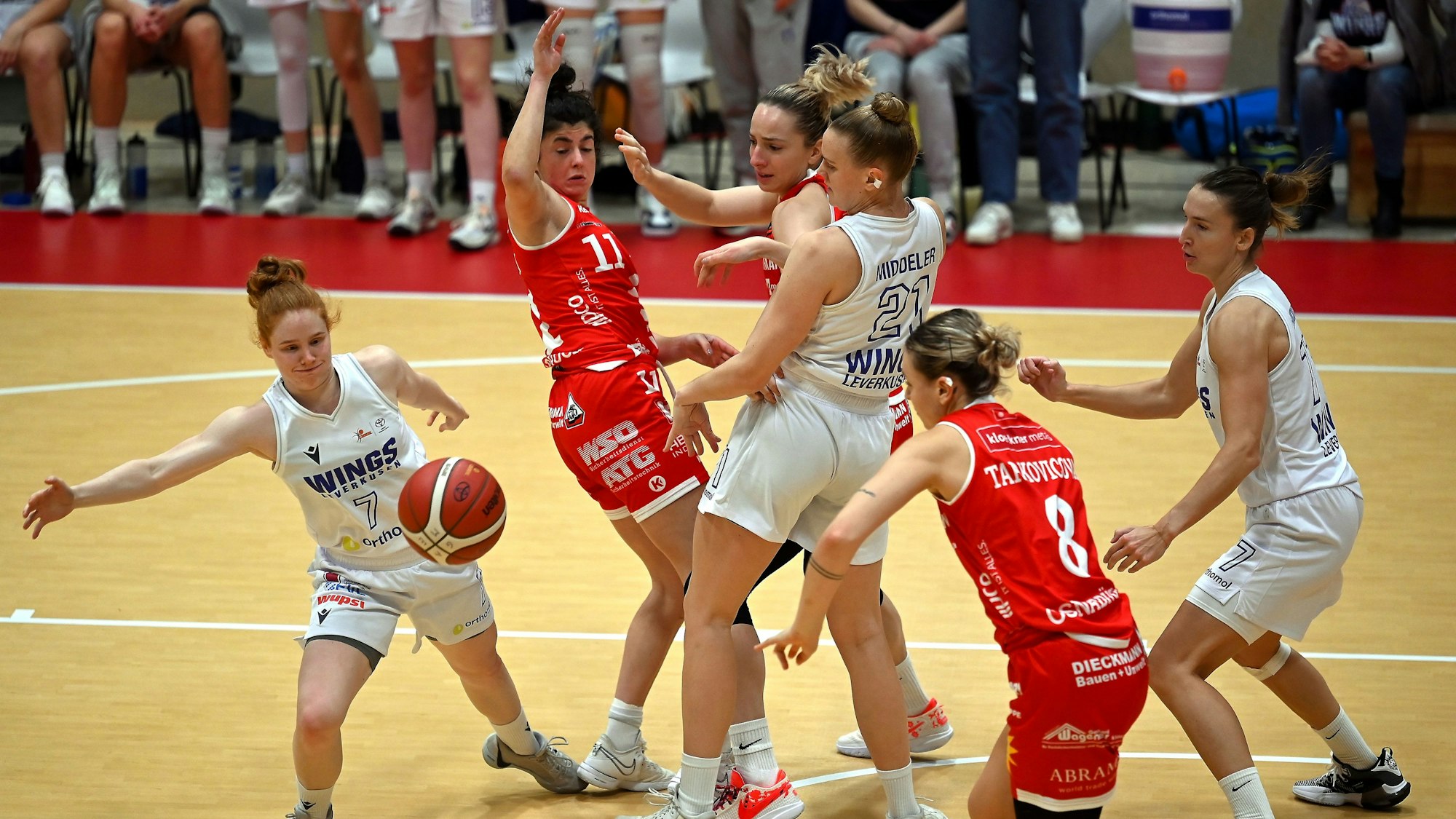 29.10.2023, Basketball-Wings Leverkusen - Osnabrück
links: Lea Wolff (Wings)
mitte: Martha Middeler (Wings)
Foto: Uli Herhaus