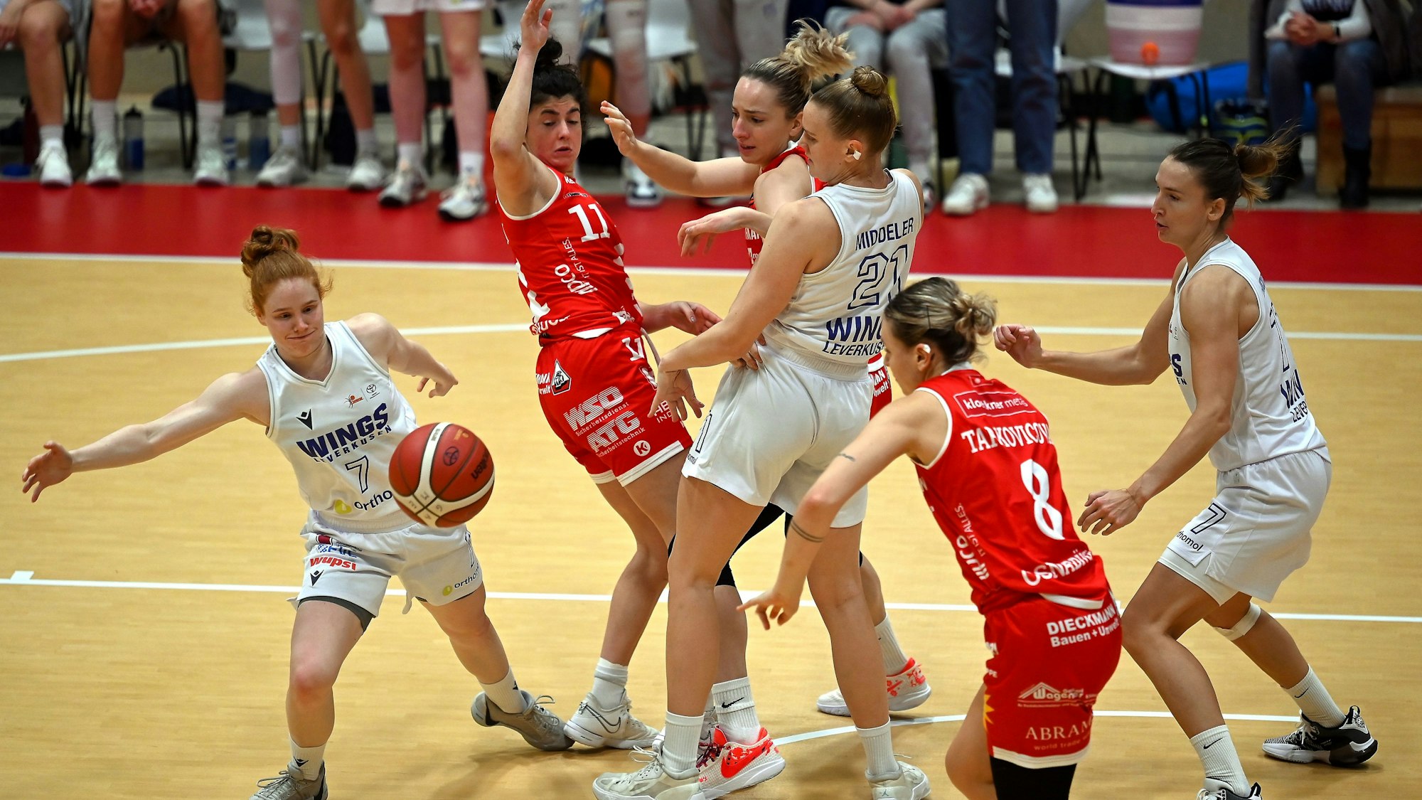 29.10.2023, Basketball-Wings Leverkusen - Osnabrück
links: Lea Wolff (Wings)
mitte: Martha Middeler (Wings)
Foto: Uli Herhaus