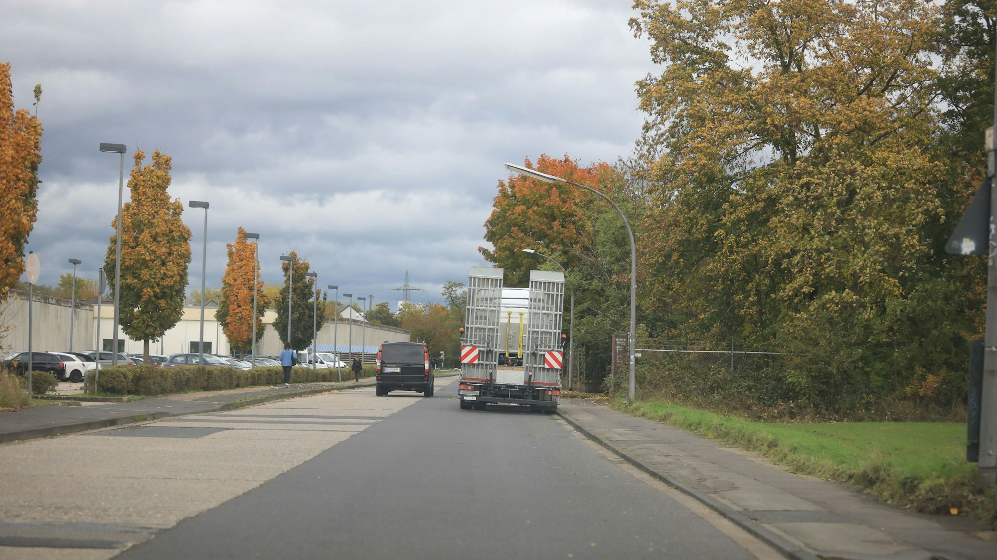 Autos fahren an der Porzer Ringstraße.