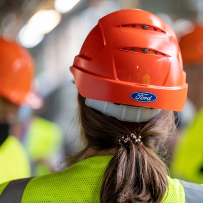 15.07.2022, Köln: Schutzhelm von Ford. Foto: Uwe Weiser