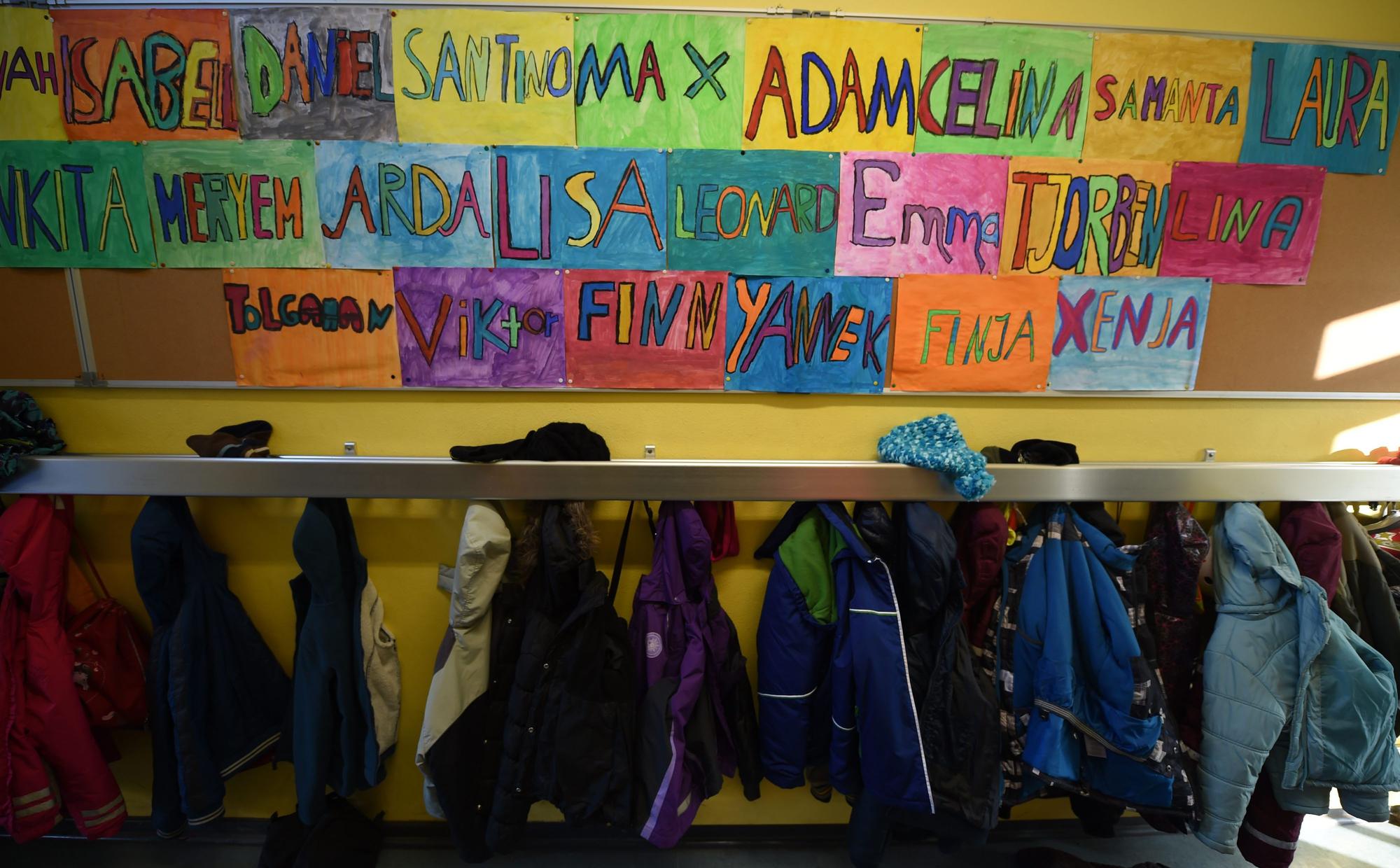 Namensschilder an einer Grundschule über der Garderobe.