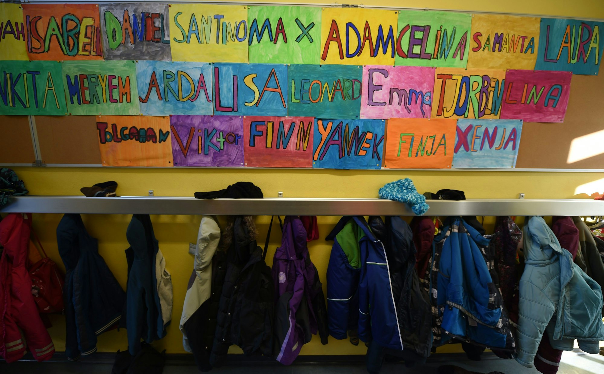 Namensschilder an einer Grundschule über der Garderobe.