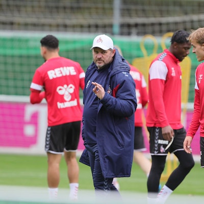 Steffen Baumgart hatte am Montag noch weiteren Gesprächsbedarf, die 0:6-Pleite in Leipzig hat Spuren hinterlassen.