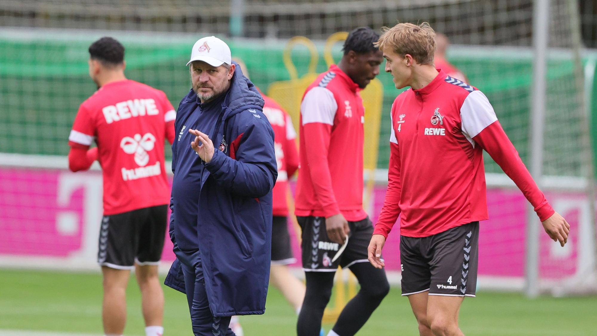 Steffen Baumgart und Timo Hübers sprechen während einer Trainingseinheit am Geißbockheim.