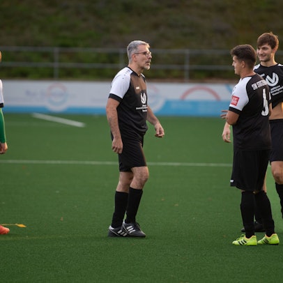 Das Bild zeigt den Stotzheimer Trainer im Gespräch mit einem Teil seiner Spieler.