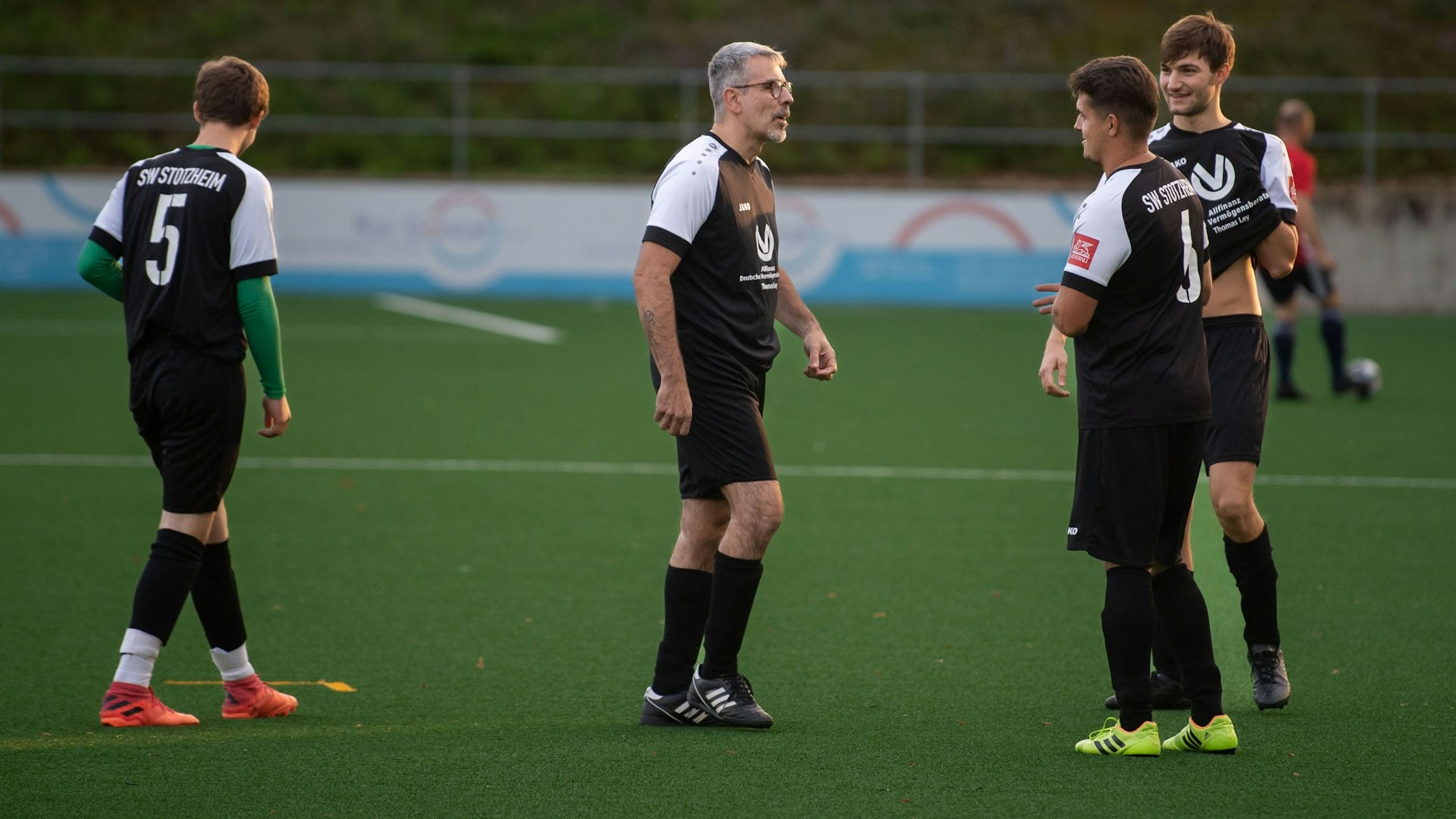 Das Bild zeigt den Stotzheimer Trainer im Gespräch mit einem Teil seiner Spieler.