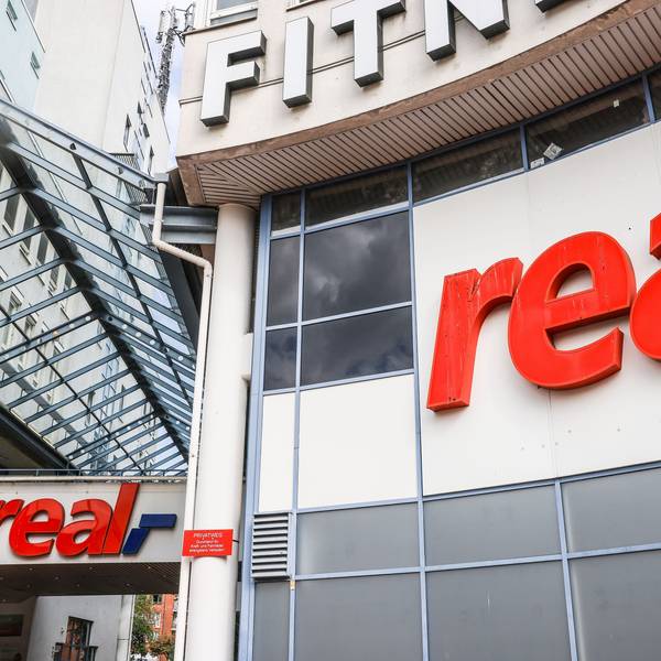 29.09.2023, Nordrhein-Westfalen, Köln: Logos hängen über dem Eingang eines Real Marktes. Die SB-Warenhauskette Mein Real hat nach eigenen Angaben einen Antrag auf Eröffnung eines Insolvenzverfahrens in Eigenverwaltung gestellt. (zu dpa ·Mein Real stellt Antrag auf Insolvenz in Eigenverwaltung·) Foto: Oliver Berg/dpa +++ dpa-Bildfunk +++