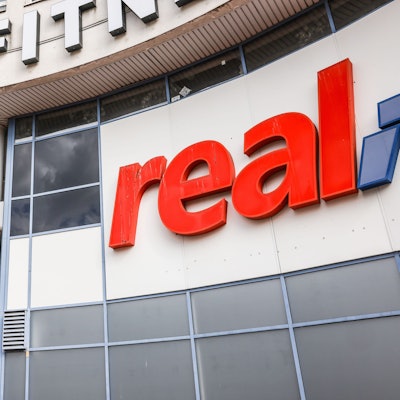 29.09.2023, Nordrhein-Westfalen, Köln: Logos hängen über dem Eingang eines Real Marktes. Die SB-Warenhauskette Mein Real hat nach eigenen Angaben einen Antrag auf Eröffnung eines Insolvenzverfahrens in Eigenverwaltung gestellt.         (zu dpa ·Mein Real stellt Antrag auf Insolvenz in Eigenverwaltung·) Foto: Oliver Berg/dpa +++ dpa-Bildfunk +++