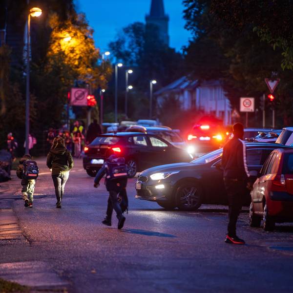 19.10.2023 Wie an vielen Schulen im Kreis Euskirchen werden auch die Kinder an der Franziskusschule fast bis in den Klassenraum gefahren. Gerade vor der ersten Stunde sorgen die Elterntaxis für große Gefahr.