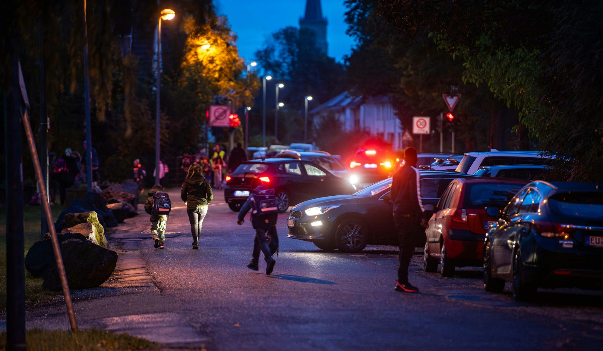 19.10.2023 Wie an vielen Schulen im Kreis Euskirchen werden auch die Kinder an der Franziskusschule fast bis in den Klassenraum gefahren. Gerade vor der ersten Stunde sorgen die Elterntaxis für große Gefahr.