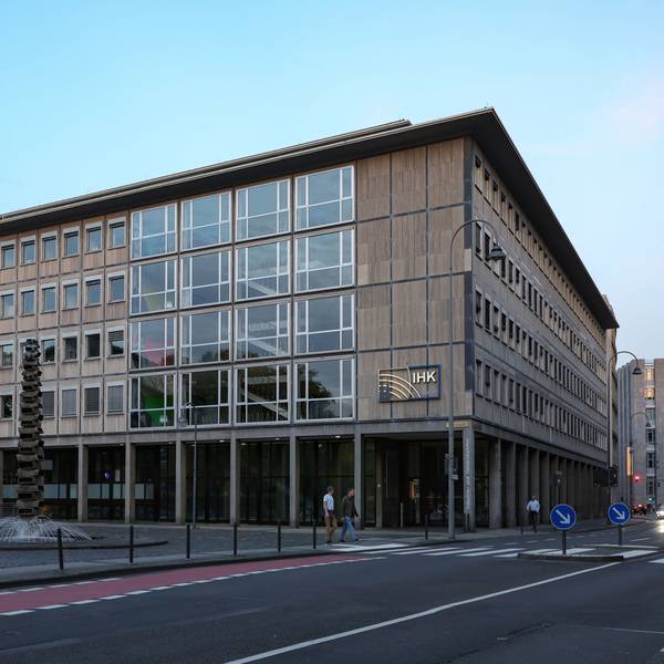 07.10.2023
Köln:
Das Gebäude der IHK Köln (Industrie- und Handelskammer) an der Straße „Unter Sachsenhausen“. Die IHK wird ihren Stammsitz bald wegen der Sanierung verlassen und für mehrere Jahre in ein Interim ziehen.
Unter Sachsenhausen 10
Foto: Martina Goyert
