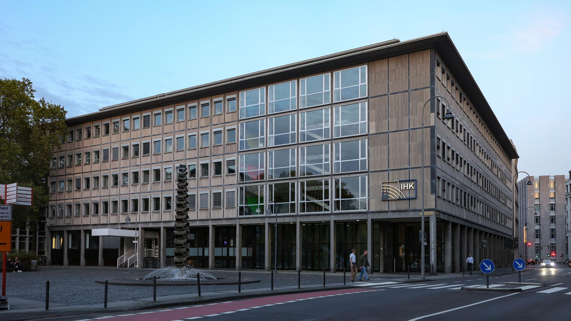07.10.2023
Köln:
Das Gebäude der IHK Köln (Industrie- und Handelskammer) an der Straße „Unter Sachsenhausen“. Die IHK wird ihren Stammsitz bald wegen der Sanierung verlassen und für mehrere Jahre in ein Interim ziehen.
Unter Sachsenhausen 10
Foto: Martina Goyert