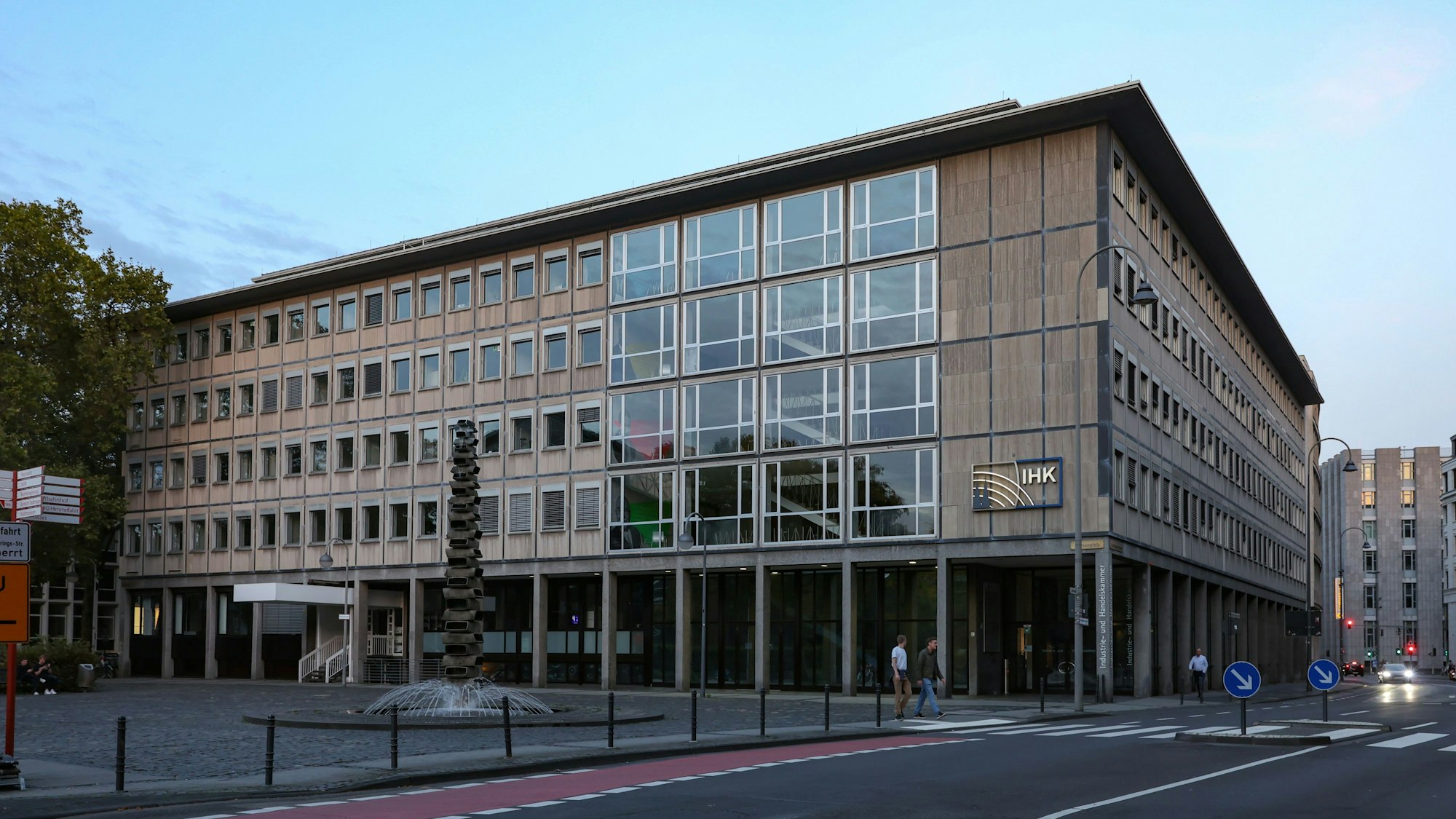 07.10.2023
Köln:
Das Gebäude der IHK Köln (Industrie- und Handelskammer) an der Straße „Unter Sachsenhausen“. Die IHK wird ihren Stammsitz bald wegen der Sanierung verlassen und für mehrere Jahre in ein Interim ziehen.
Unter Sachsenhausen 10
Foto: Martina Goyert