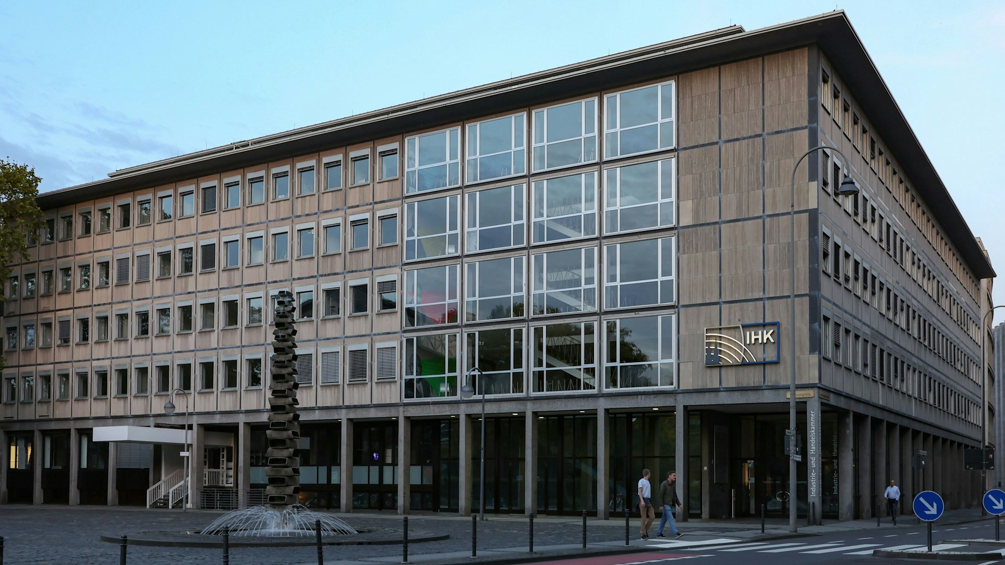 07.10.2023
Köln:
Das Gebäude der IHK Köln (Industrie- und Handelskammer) an der Straße „Unter Sachsenhausen“. Die IHK wird ihren Stammsitz bald wegen der Sanierung verlassen und für mehrere Jahre in ein Interim ziehen.
Unter Sachsenhausen 10
Foto: Martina Goyert