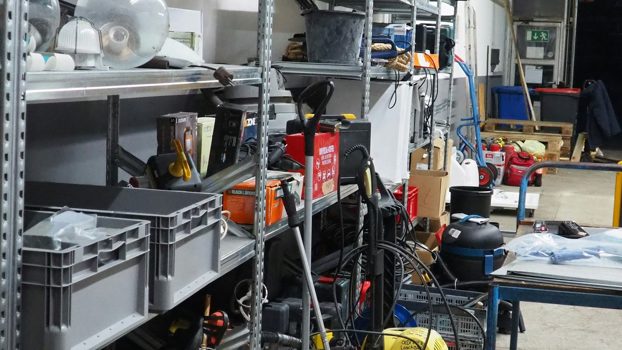 In einem Regal ist Werkzeug gelagert.