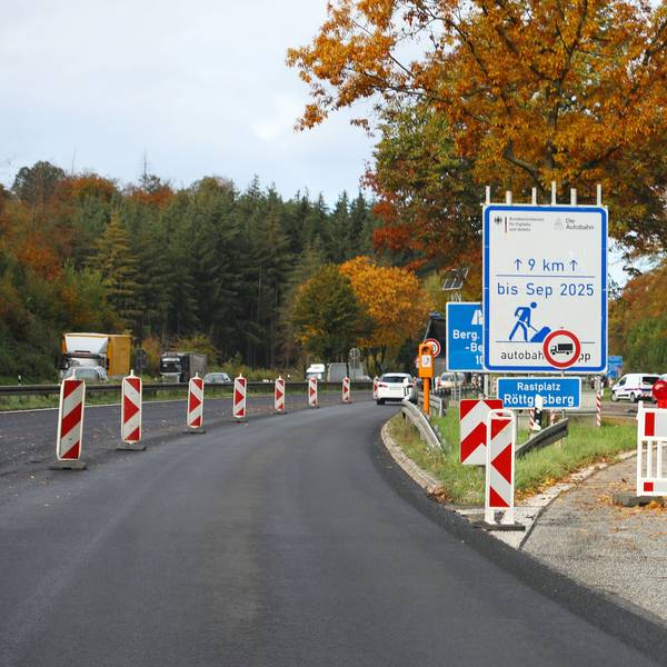 Baustellenabsperrungen stehen auf der A4 bei Bergisch Gladbach-Moitzfeld.