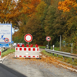 Baustellenabsperrungen stehen auf der A4 bei Bergisch Gladbach-Moitzfeld.
