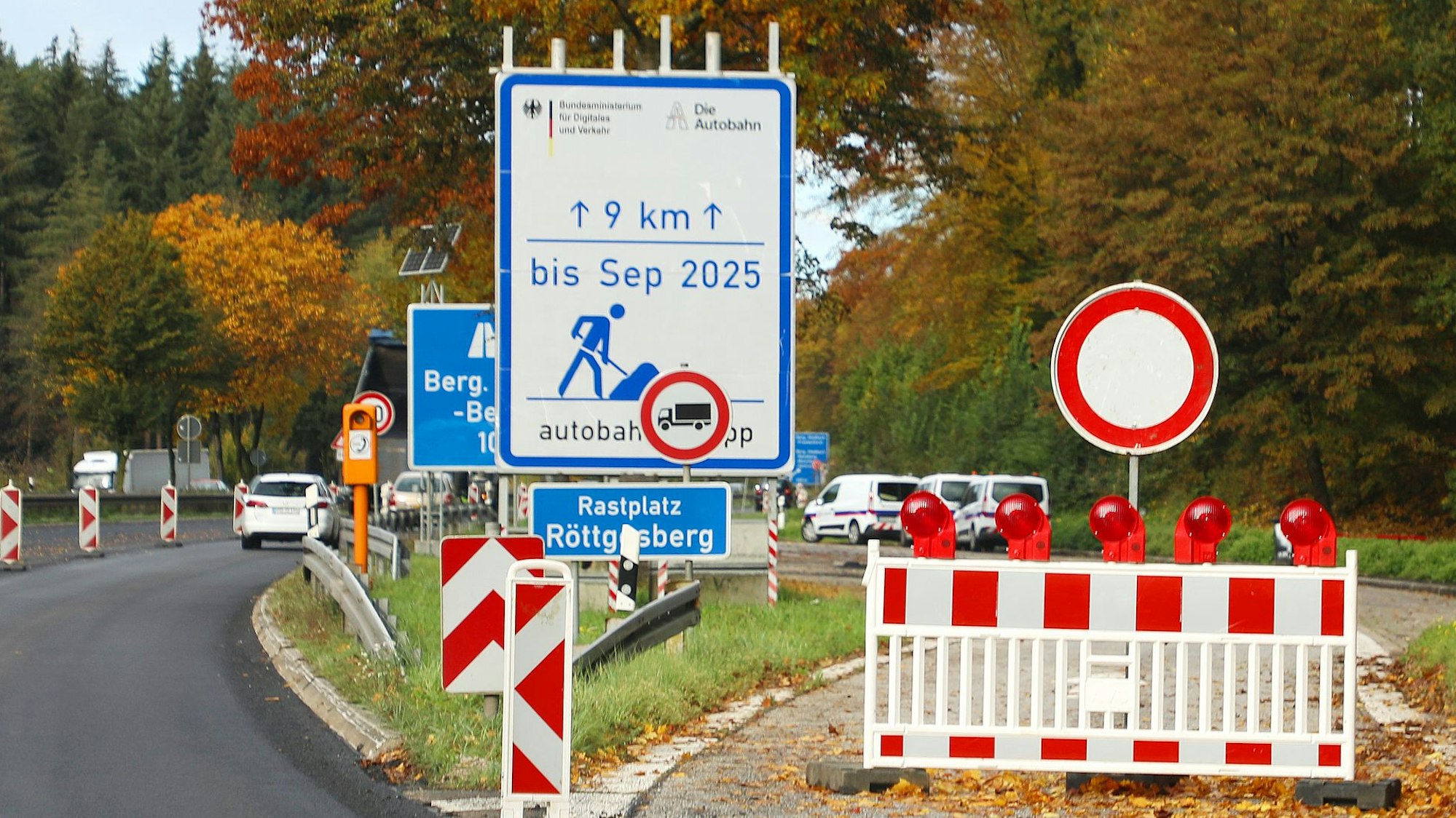 Baustellenabsperrungen stehen auf der A4 bei Bergisch Gladbach-Moitzfeld.
