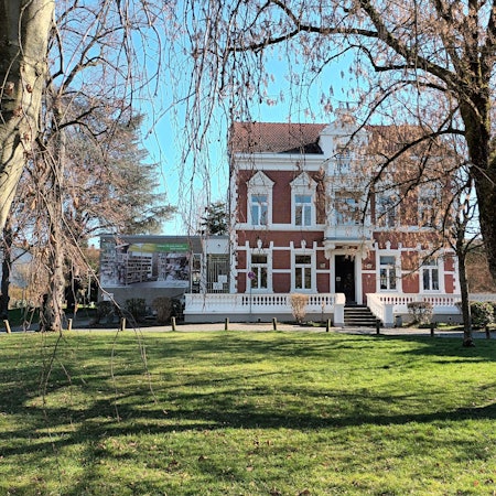 Ein Haus in einem Park