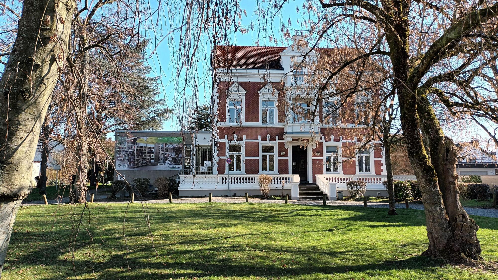 Eine klassizistische Villa in einem Park