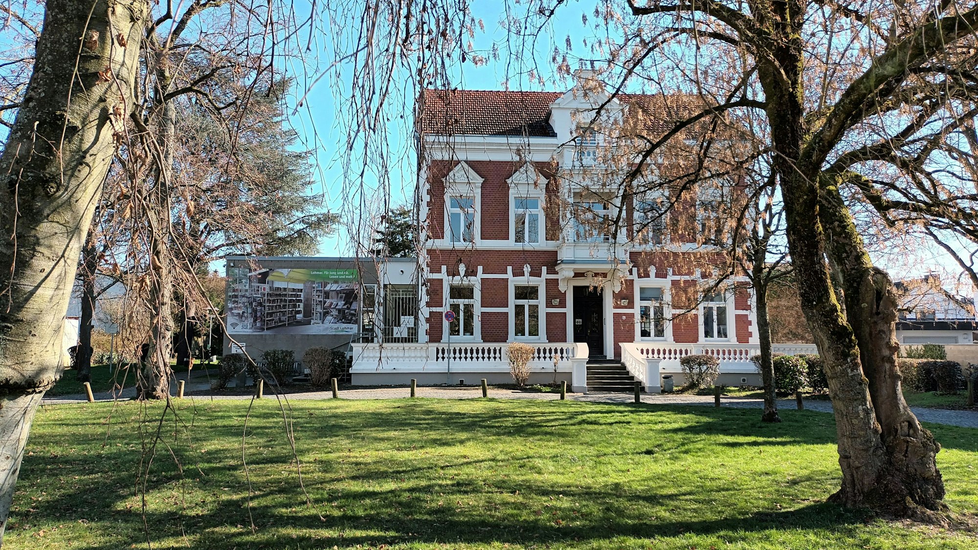 Eine klassizistische Villa in einem Park