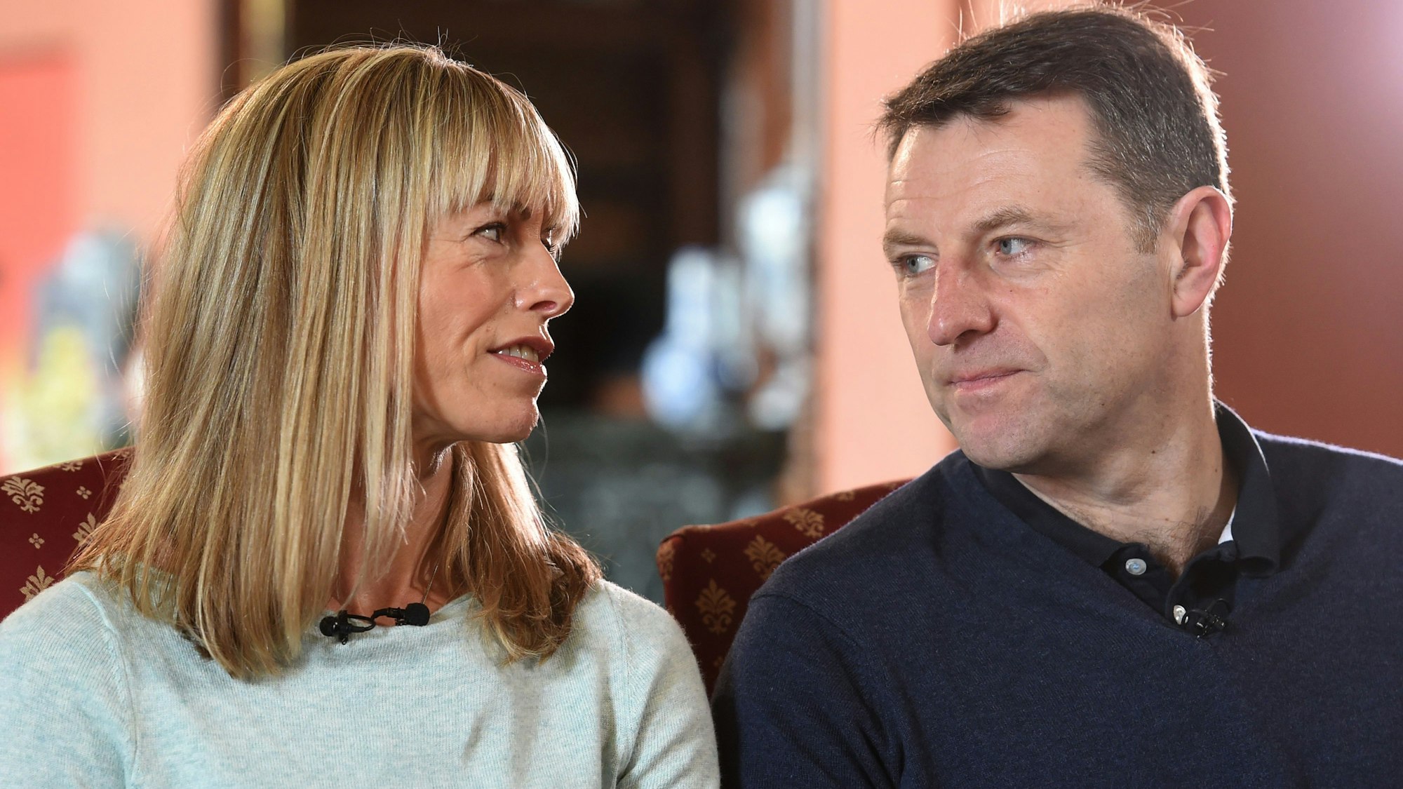 Kate und Gerry McCann, deren Tochter Madeleine vor zehn Jahren aus einer Ferienwohnung in Portugal verschwand, während eines Interviews mit Fiona Bruce von der BBC in Prestwold Hall am 28. April 2017 in Loughborough, England.