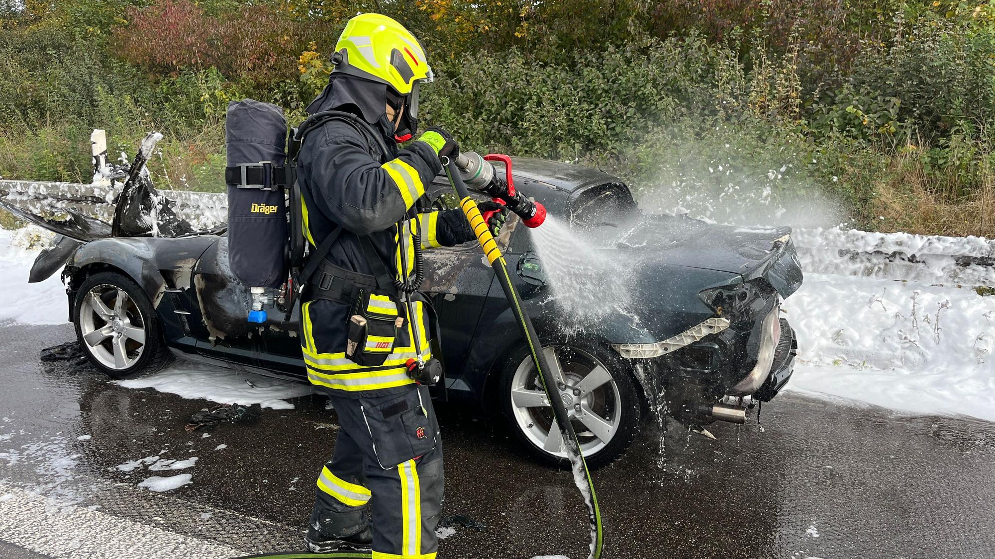 Auf der A 59 hat am Vormittag ein Mazda RX 8 mit Wankelmotor gebrannt. Ein Feuerwehrmann löschte mit einem Schlauch.
