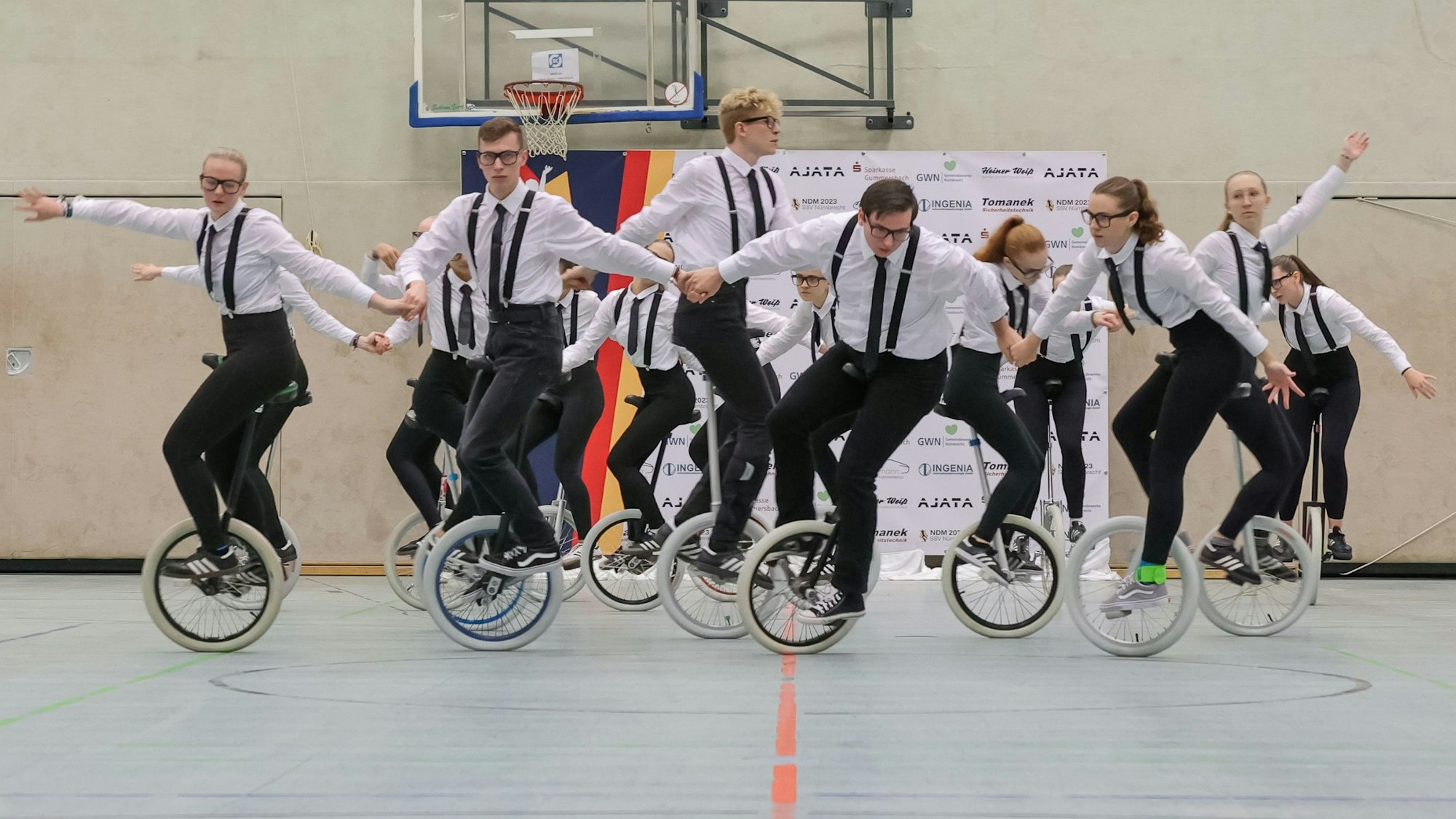 Eine Gruppe Einradfahrer zeigt eine Kür.