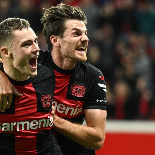 Jonas Hofmann feiert mit Florian Wirtz das Traumtor gegen Freiburg.