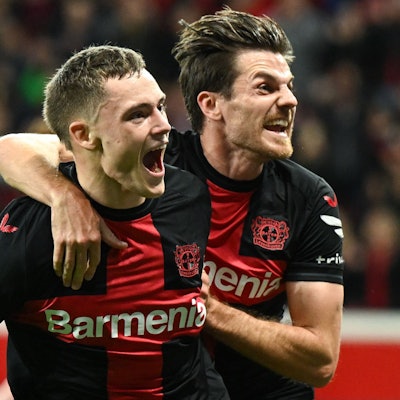 Jonas Hofmann feiert mit Florian Wirtz das Traumtor gegen Freiburg.