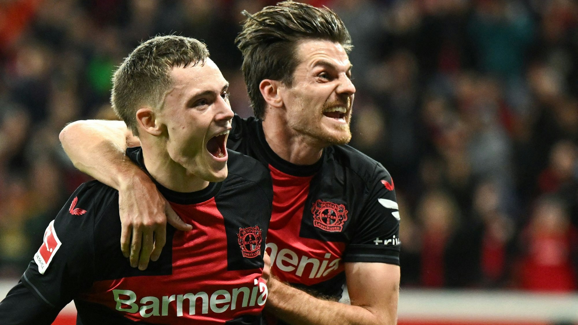 Jonas Hofmann feiert mit Florian Wirtz das Traumtor gegen Freiburg.