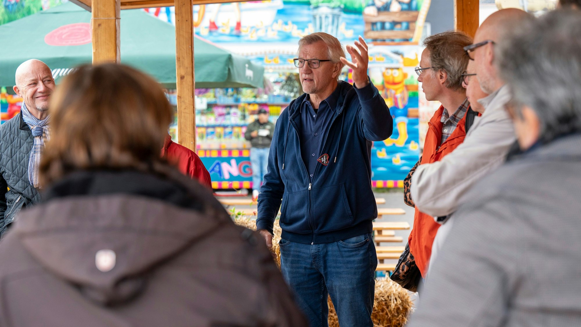 Bezirksbürgermeister Andreas Hupke (Grüne) im Gespräch mit Vertretern aus Politik und Schaustellerkreisen