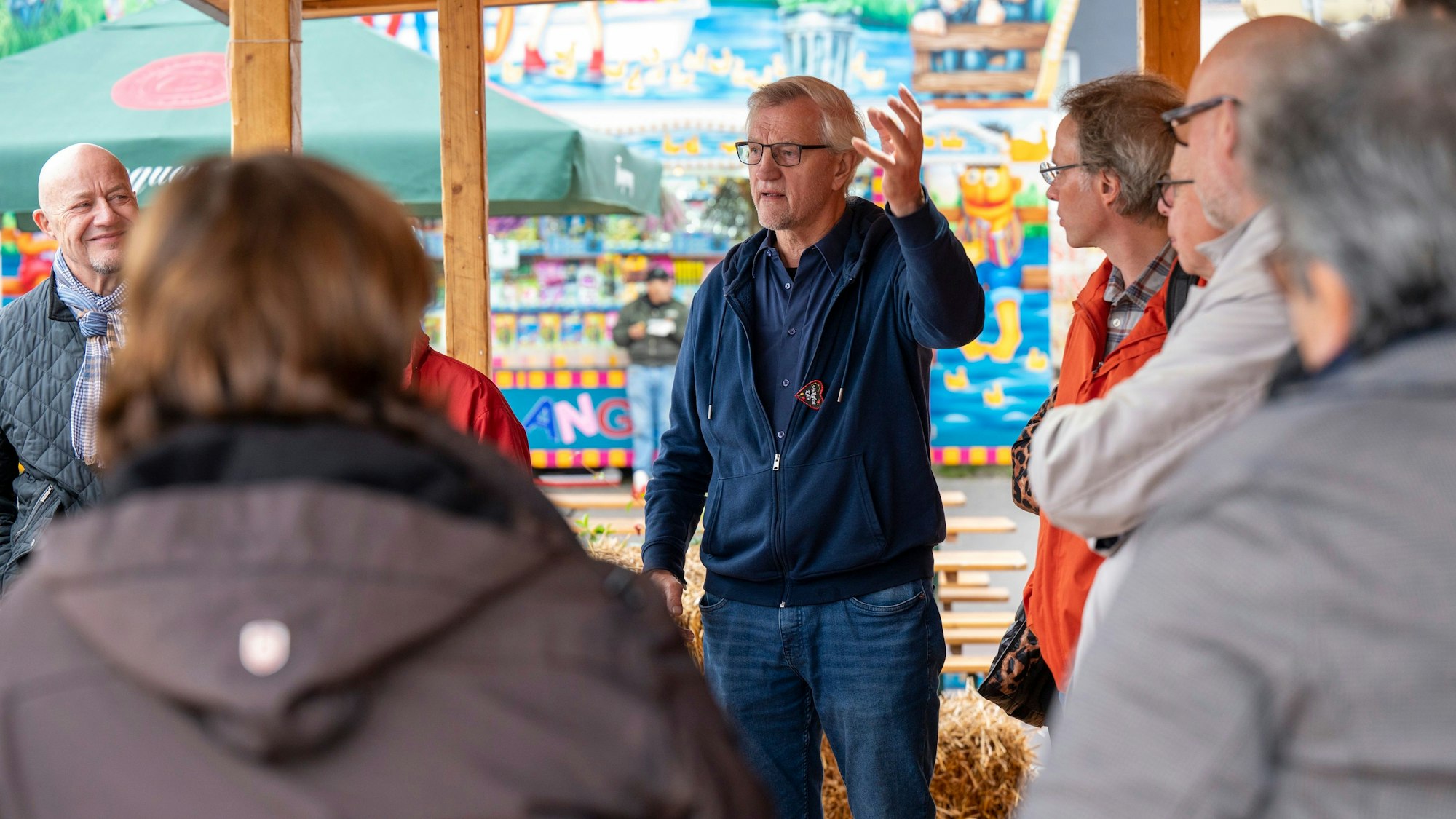 30.10.2023, Köln: Politiker aus dem Rat der Stadt Köln sprechen mit Schaustellern auf dem Kölner Herbstvolksfest. Die Stadtverwaltung will die Konzession zur Ausrichtung der Volksfeste ab dem nächsten Jahr nicht mehr an die Gemeinschaft Kölner Schausteller vergeben. Foto: Uwe Weiser