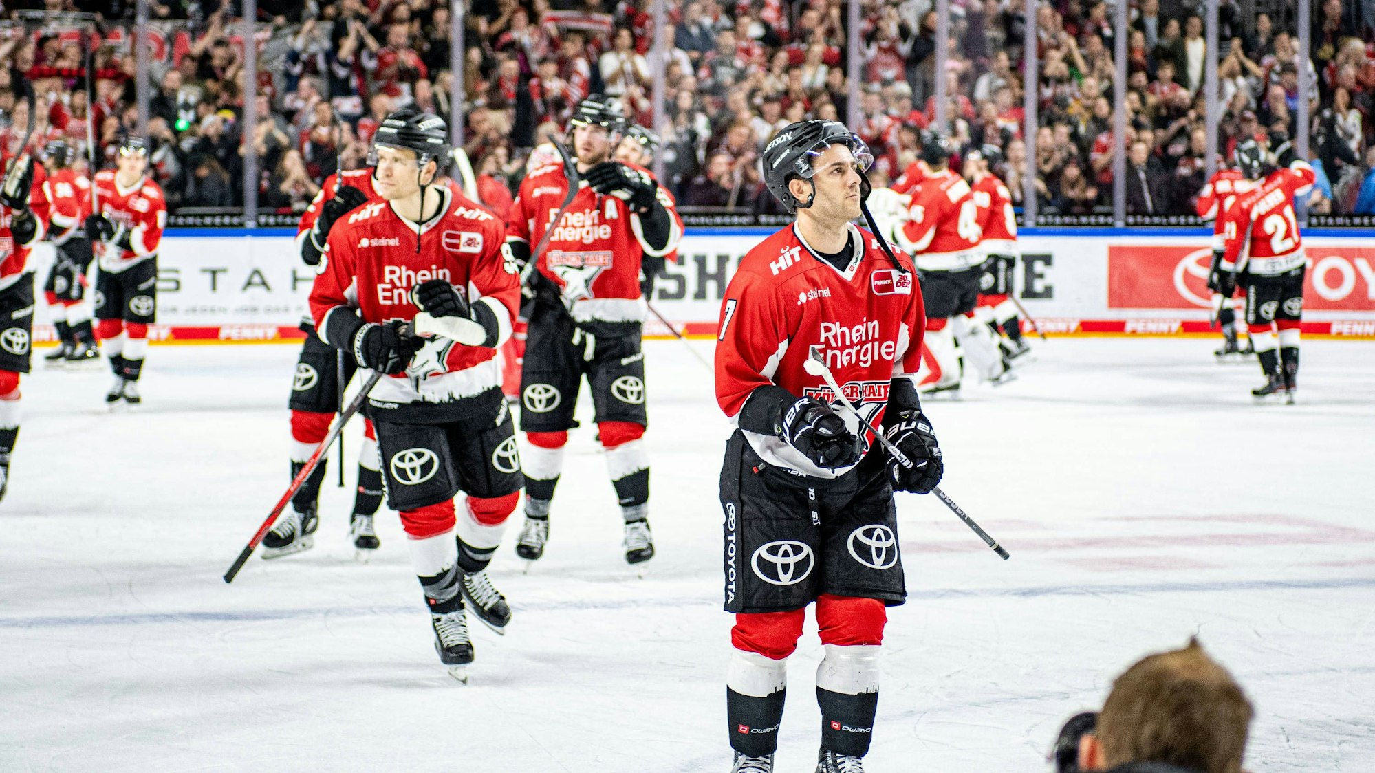 Die Kölner Haie nach der Niederlage gegen EHC Red Bull München.