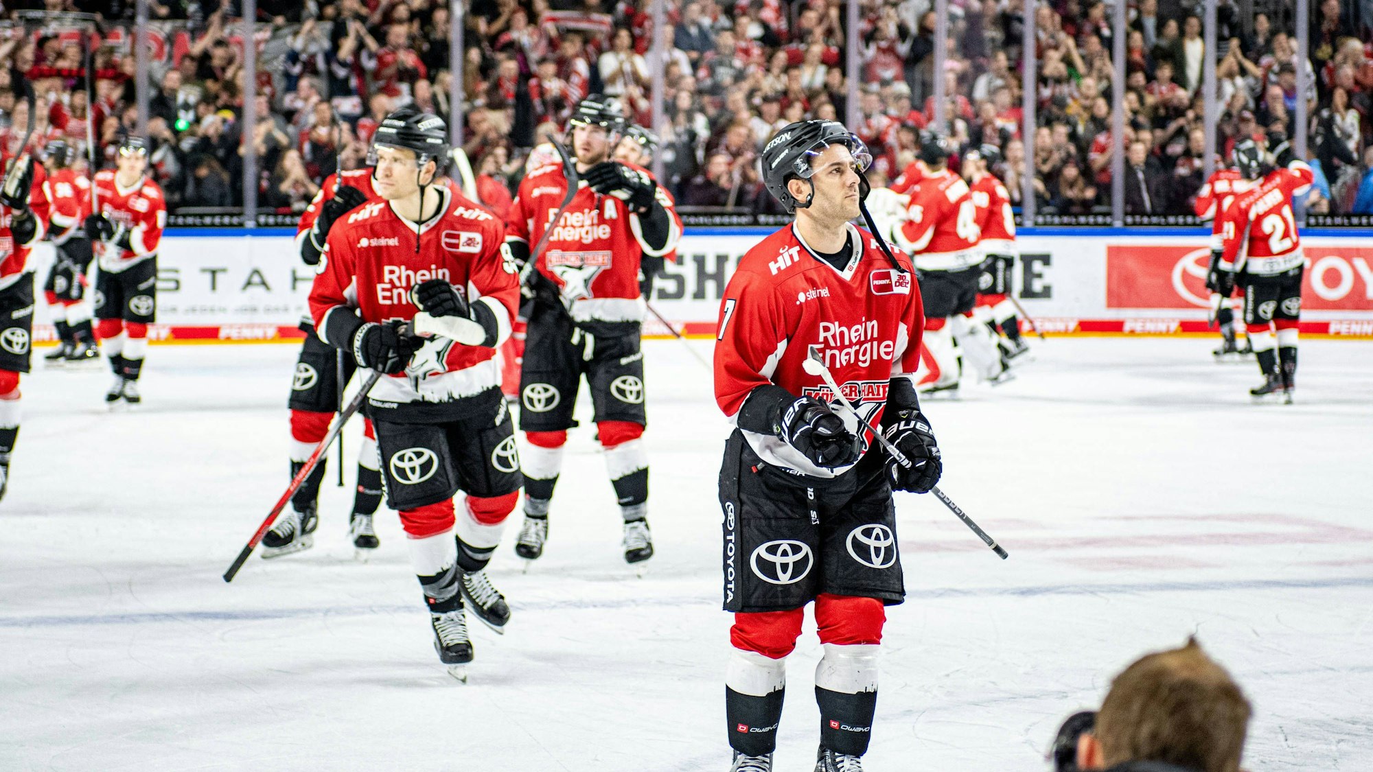 Die Kölner Haie nach der Niederlage gegen EHC Red Bull München.
