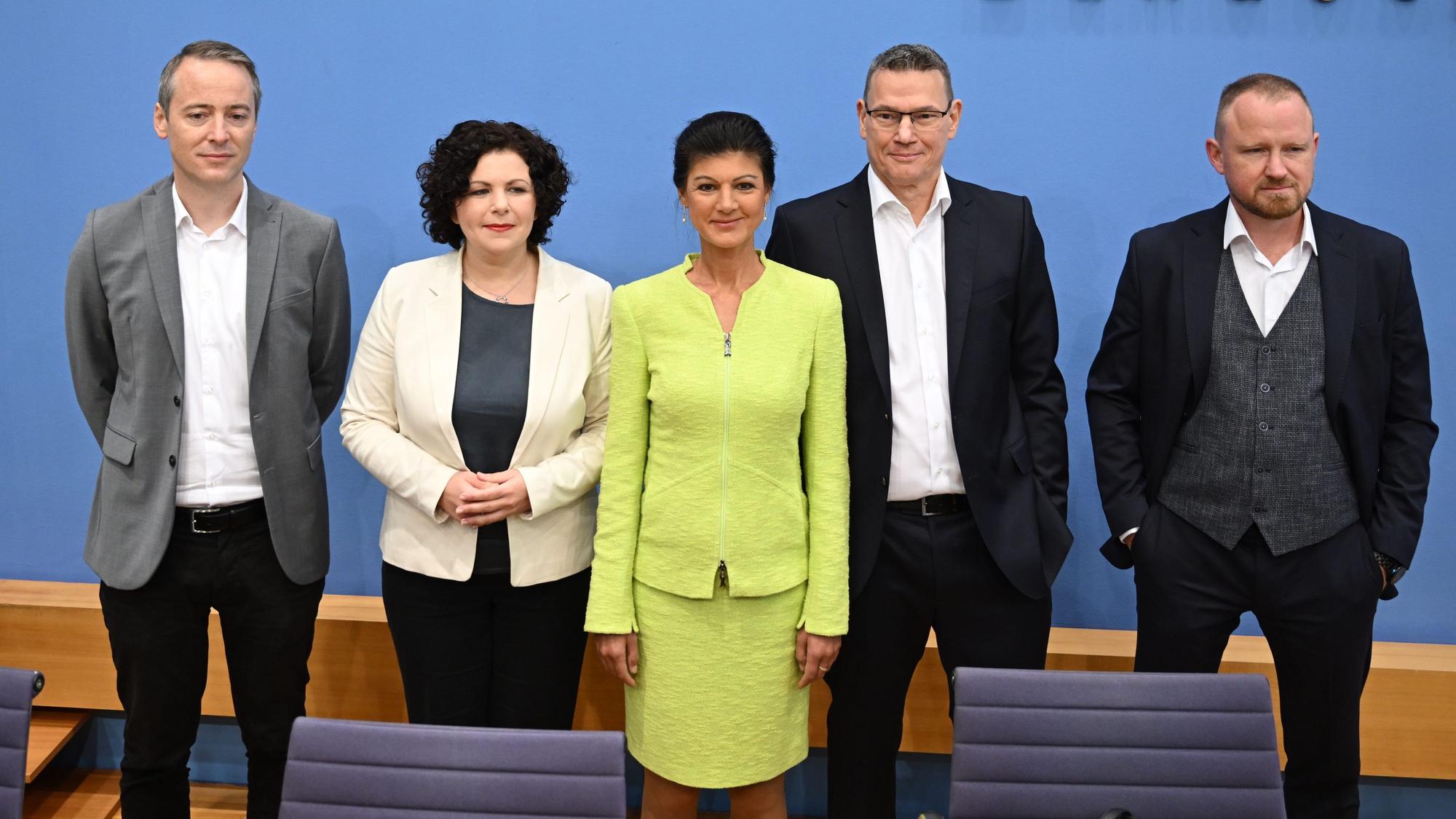 Zwei Frauen und drei Männer blicken in die Kamera.