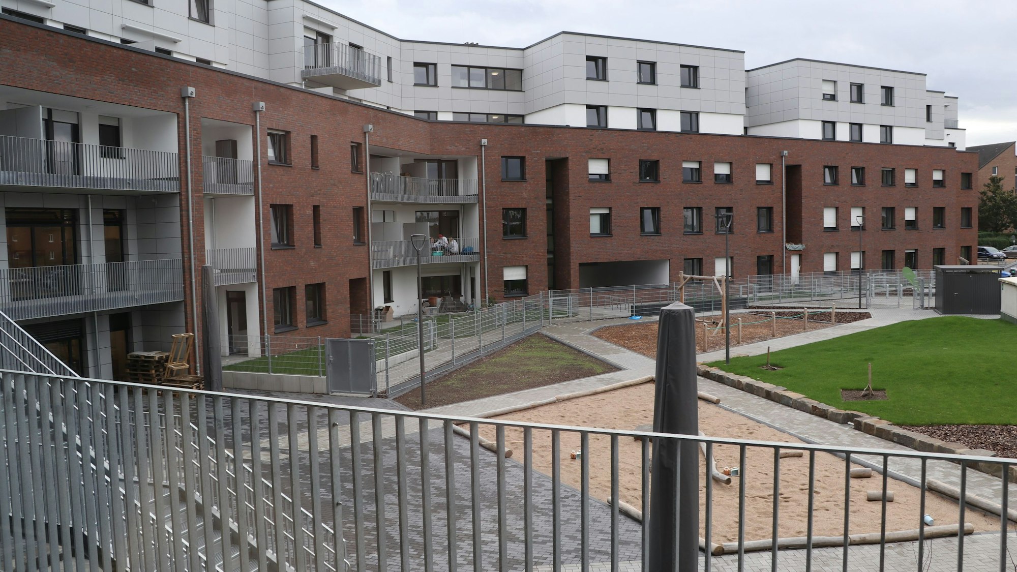 Das Bild zeigt den Innenhof des Neubaukomplexes.