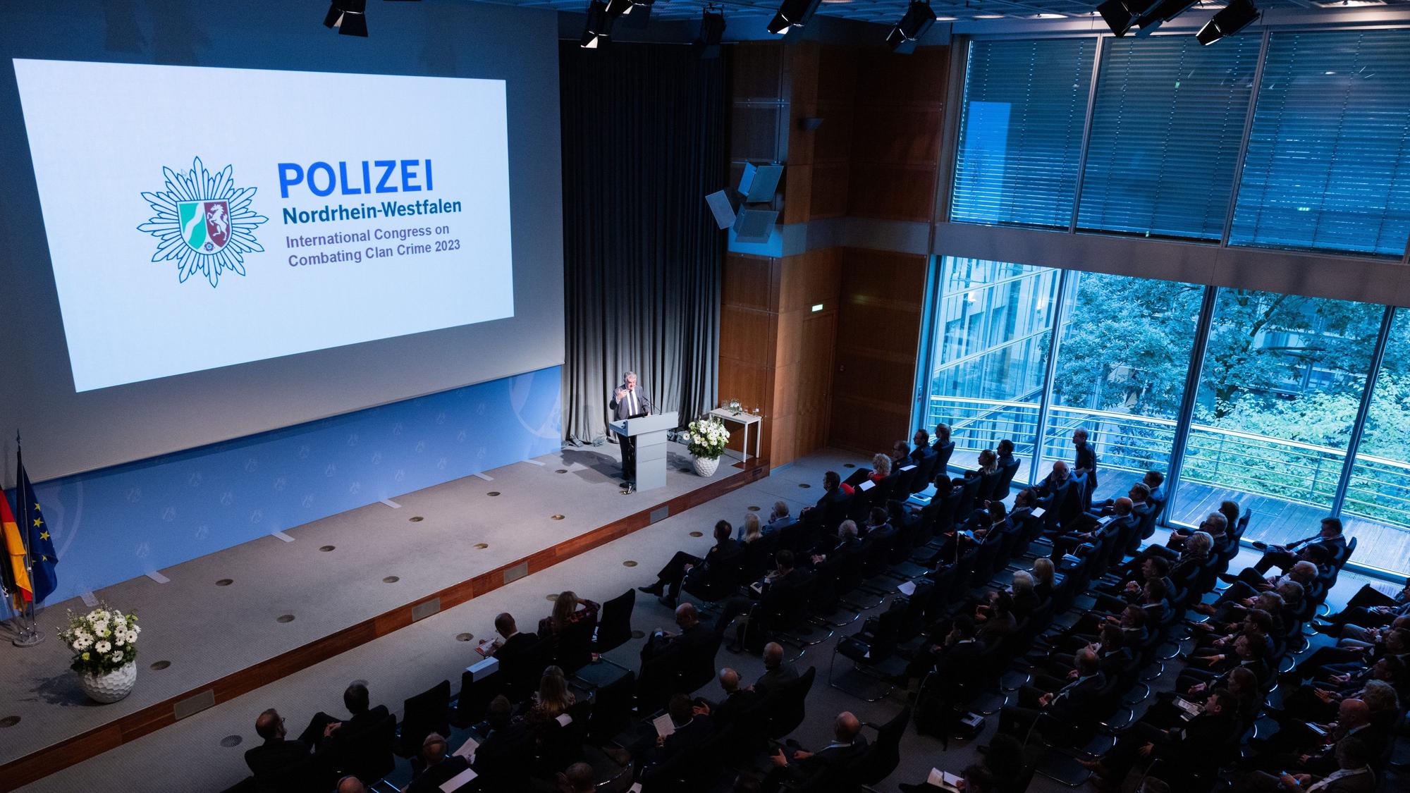 30.10.2023, Nordrhein-Westfalen, Düsseldorf: Herbert Reul (CDU), Innenminister von Nordrhein-Westfalen, spricht beim Kongress zur Bekämpfung der Clankriminalität im Innenministerium. Im Fokus des Kongresses steht der Austausch mit nationalen und internationalen Expertinnen und Experten zur Clankriminalität. Foto: Rolf Vennenbernd/dpa +++ dpa-Bildfunk +++