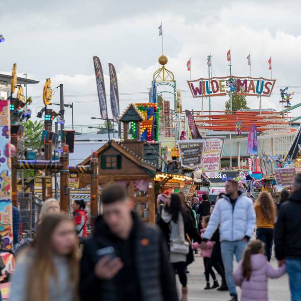 Menschen flanieren über das Gelände der Deutzer Kirmes.