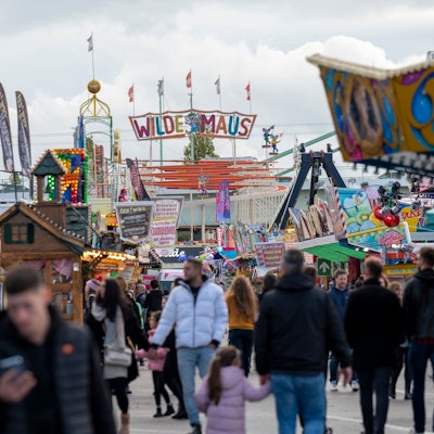 Menschen flanieren über das Gelände der Deutzer Kirmes.