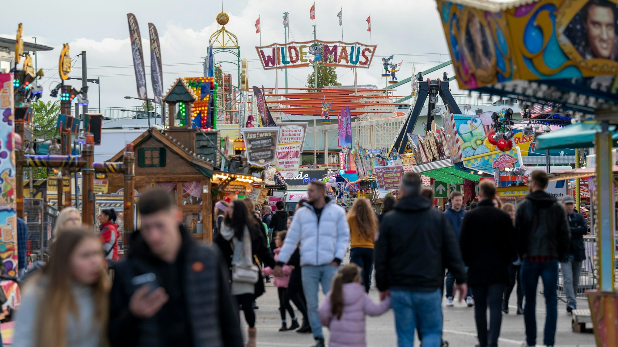 Menschen flanieren über das Gelände der Deutzer Kirmes.