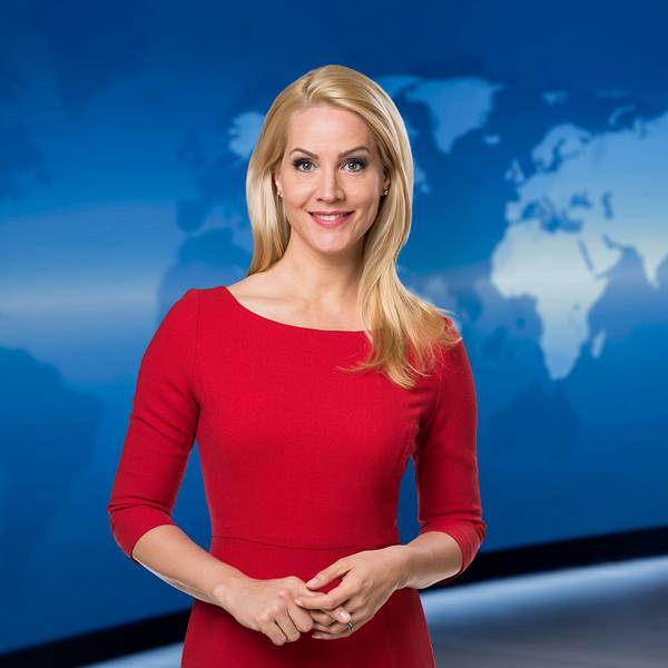 Moderatorin Judith Rakers steht im Nachrichtenstudio der Tagesschau der ARD und blickt in die Kamera. Sie trägt ein rotes Oberteil.