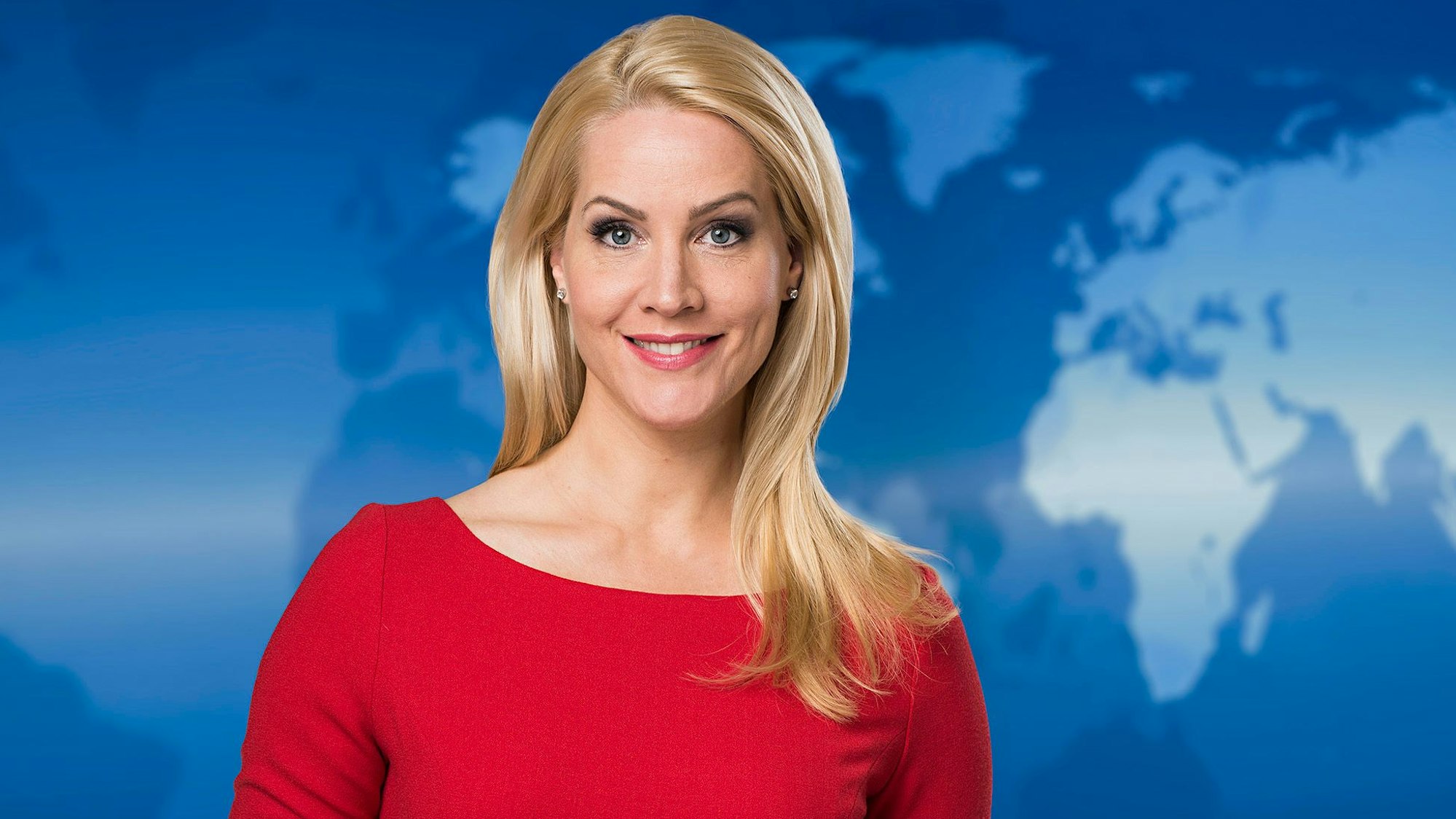 Moderatorin Judith Rakers steht im Nachrichtenstudio der Tagesschau der ARD und blickt in die Kamera. Sie trägt ein rotes Oberteil.