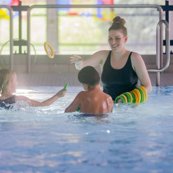 Die Kinder Hanja, Marlene und Mikail beim Schwimmkurs für Vorschulkinder mit Trainerin Angela Reinsch im Chorweilerbad in Köln.