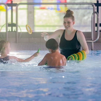 Die Kinder Hanja, Marlene und Mikail beim Schwimmkurs für Vorschulkinder mit Trainerin Angela Reinsch im Chorweilerbad in Köln.