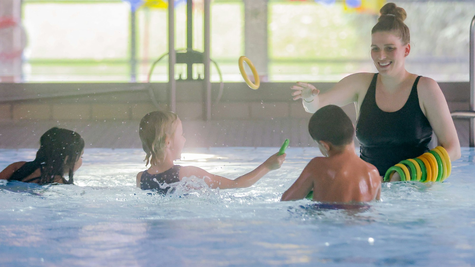 Die Kinder Hanja, Marlene und Mikail beim Schwimmkurs für Vorschulkinder mit Trainerin Angela Reinsch im Chorweilerbad in Köln.